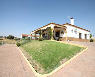 Vista exterior de Casa o xalet en venda en Fuente Obejuna amb Calefacció, Jardí privat i Terrassa