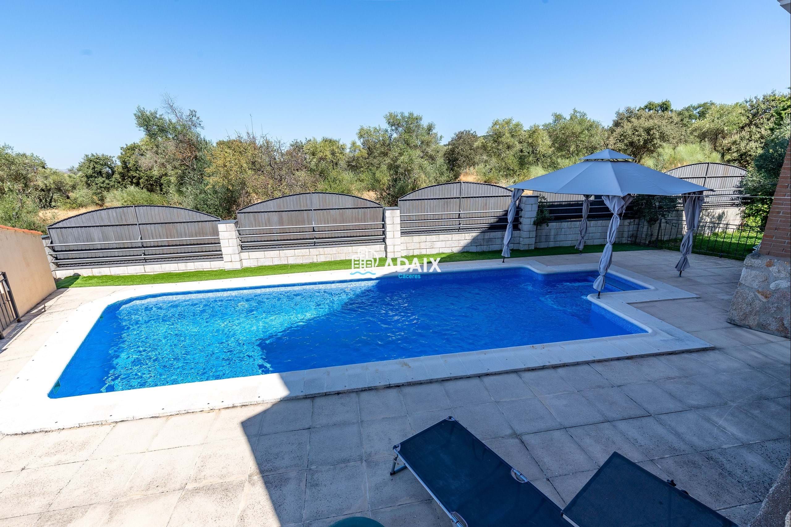 Piscina de Casa o xalet en venda en Cáceres Capital amb Aire condicionat, Calefacció i Terrassa