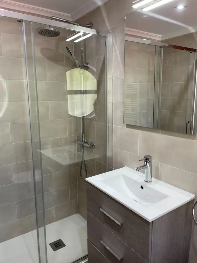 Bathroom of Flat for rent in Salamanca  with Heating, Private garden and Parquet flooring