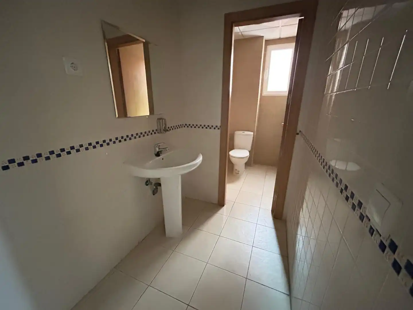 Bathroom of Commercial properties for sale in Ciempozuelos