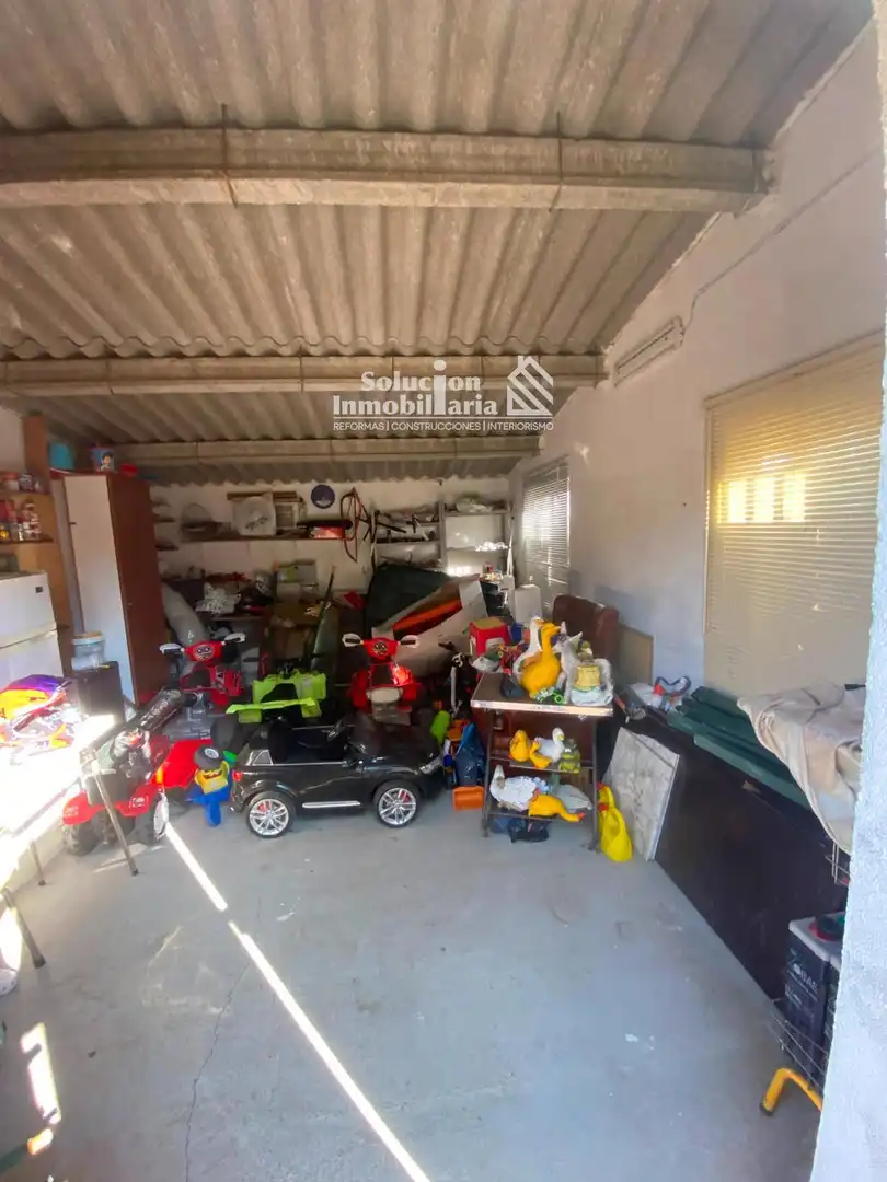 Aparcament de Casa o xalet en venda en Calvarrasa de Arriba amb Traster i Moblat