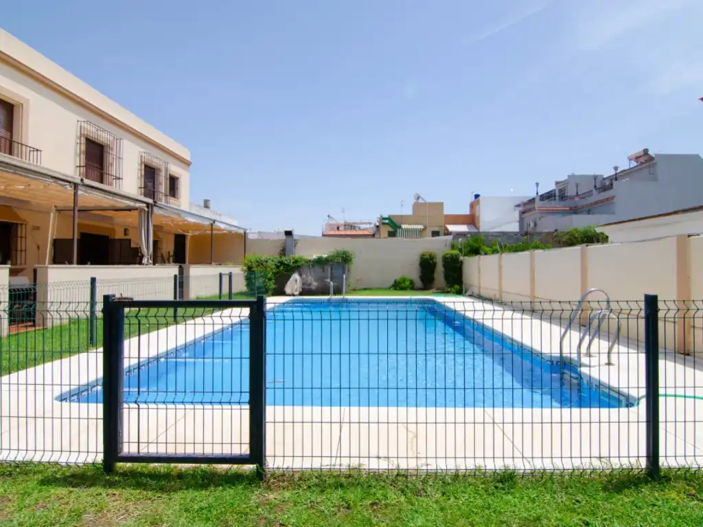 Piscina de Casa o xalet en venda en La Rinconada