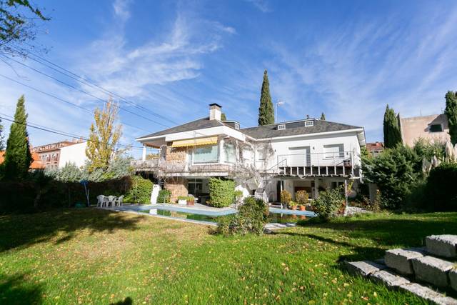 Casa-chalet en Venta en Jacinto Benavente en Sevilla la Nueva