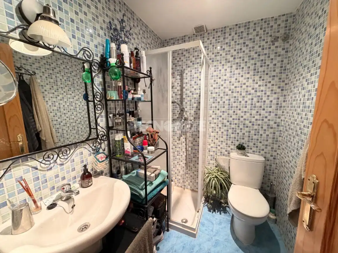 Baño de Casa adosada en venta en Aldeanueva de Barbarroya con Aire acondicionado, Terraza y Amueblado