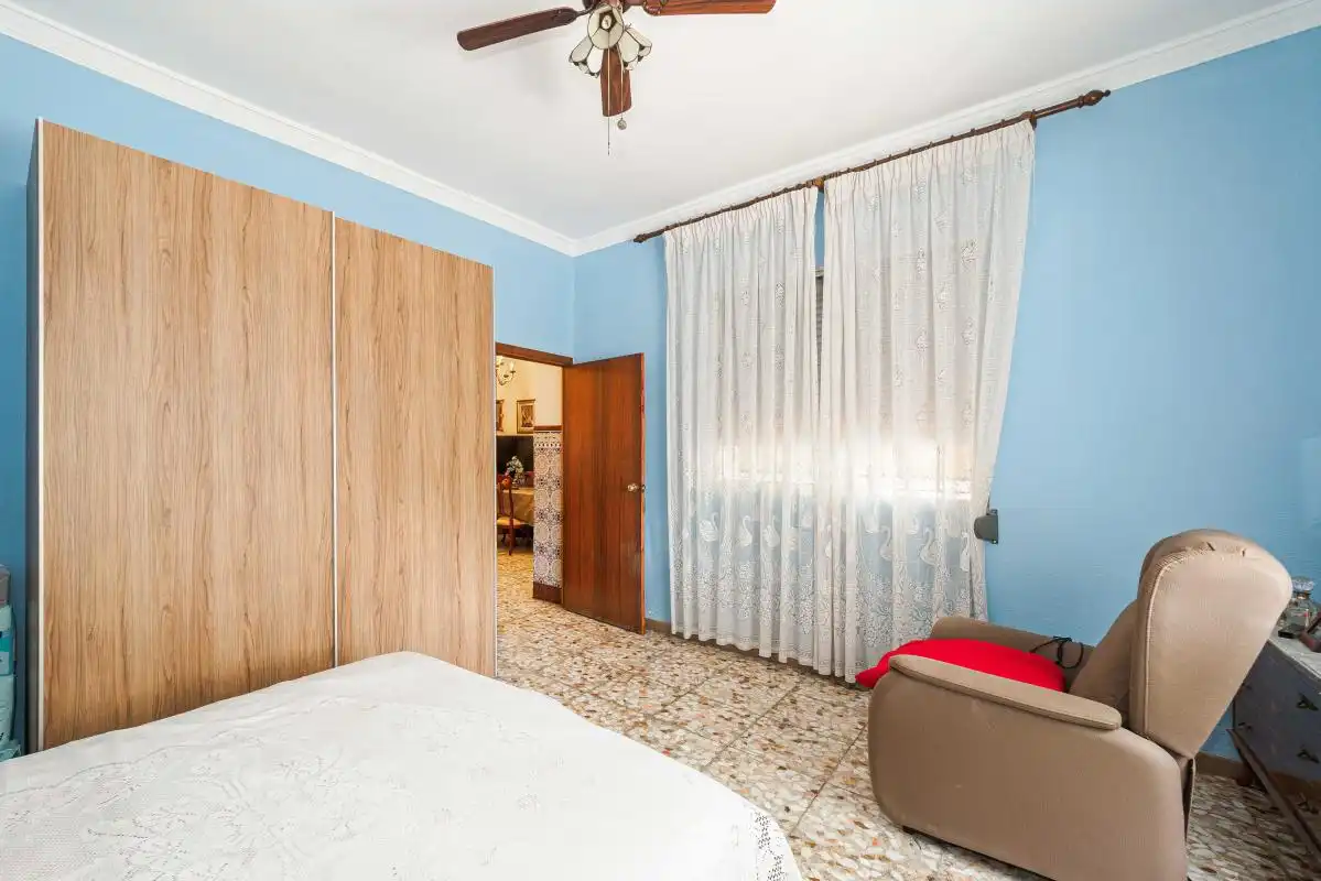 Dormitori de Casa adosada en venda en Sevilla amb Aire condicionat, Calefacció i Jardí privat