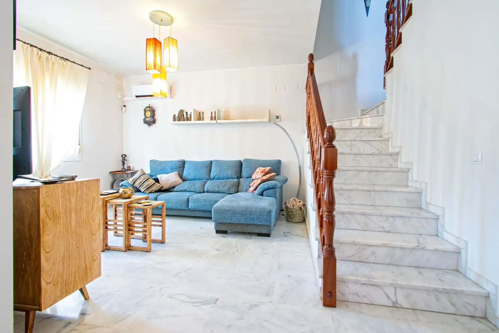 Sala d'estar de Casa adosada en venda en Espartinas amb Aire condicionat, Jardí privat i Traster