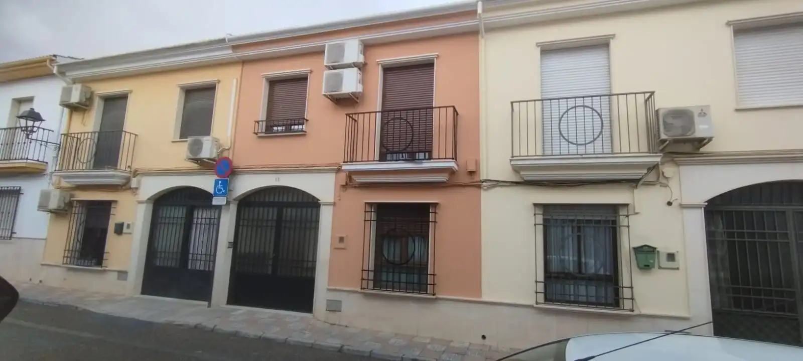 Außenansicht von Einfamilien-Reihenhaus zum Verkauf in Priego de Córdoba mit Klimaanlage, Heizung und Terrasse