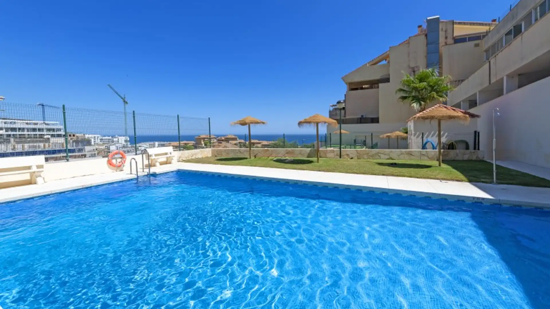 Piscina de Dúplex en venta en Fuengirola con Aire acondicionado, Terraza y Piscina
