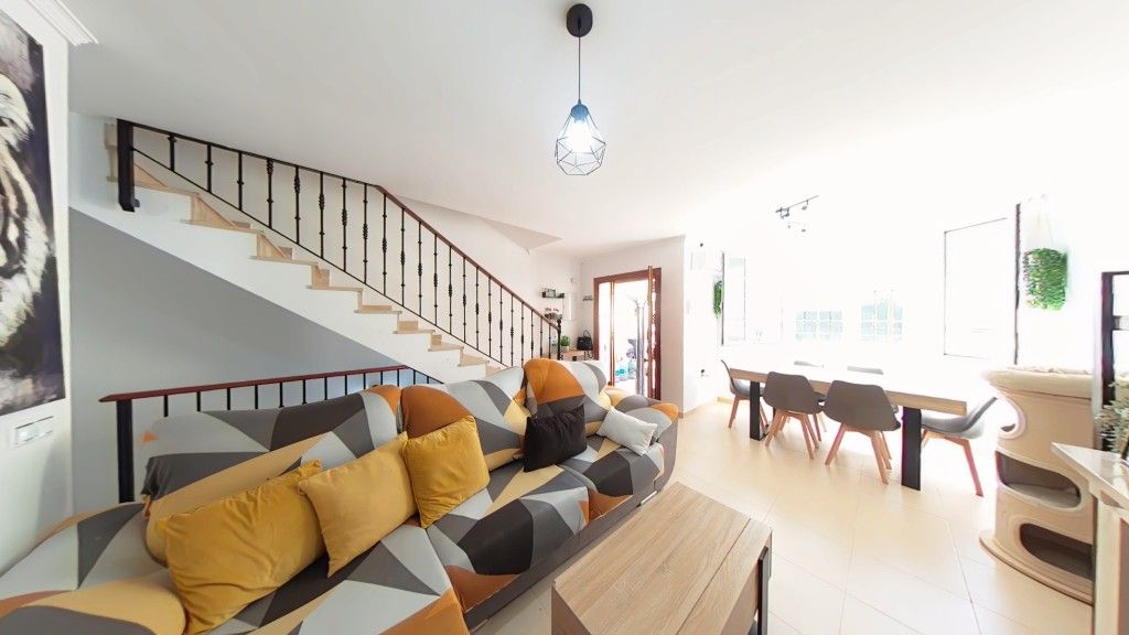 Sala d'estar de Casa adosada en venda en Vélez-Málaga amb Terrassa i Moblat