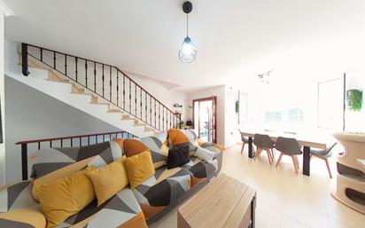 Sala d'estar de Casa adosada en venda en Vélez-Málaga amb Terrassa i Moblat