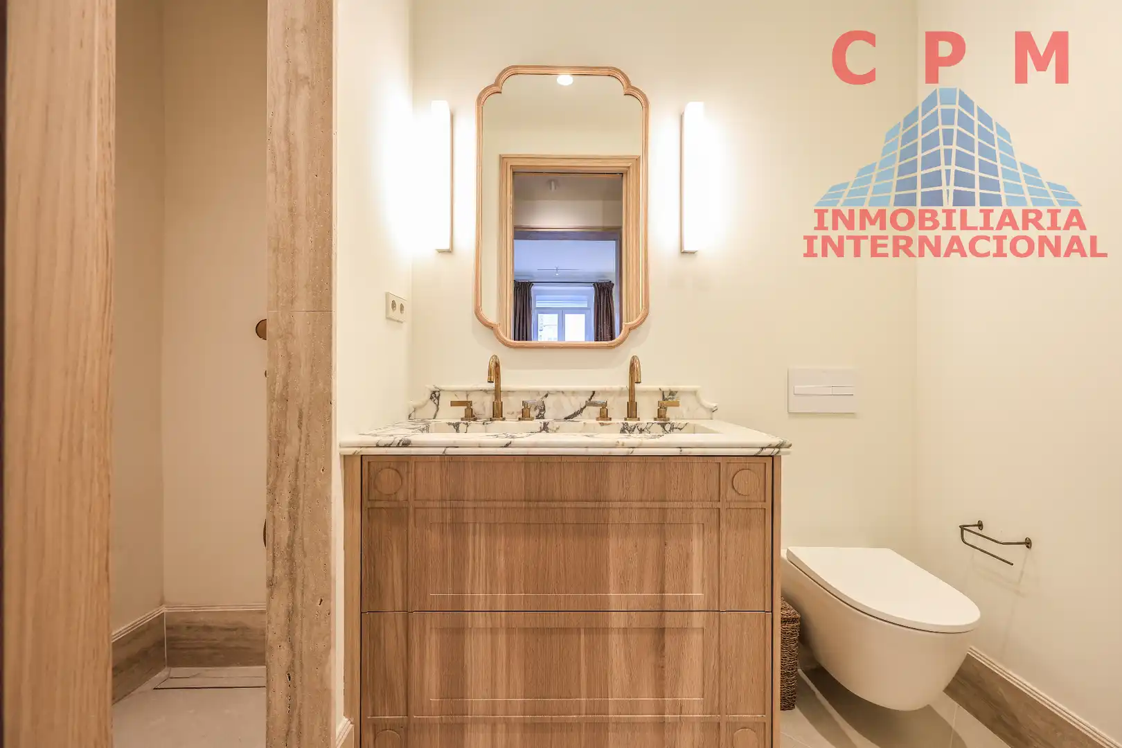 Bathroom of Flat for sale in Barrio de Salamanca