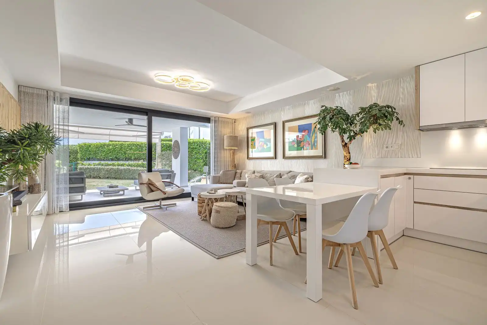 Sala d'estar de Apartament en venda en Benahavís amb Jardí privat, Terrassa i Traster