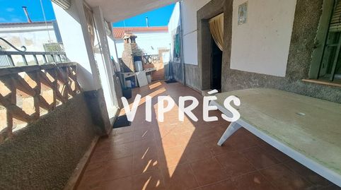 Hoy os traigo una casa de dos plantas en la estación de Arroyo Malpartida, ideal para pasar tus fines de semana y vacaciones en un