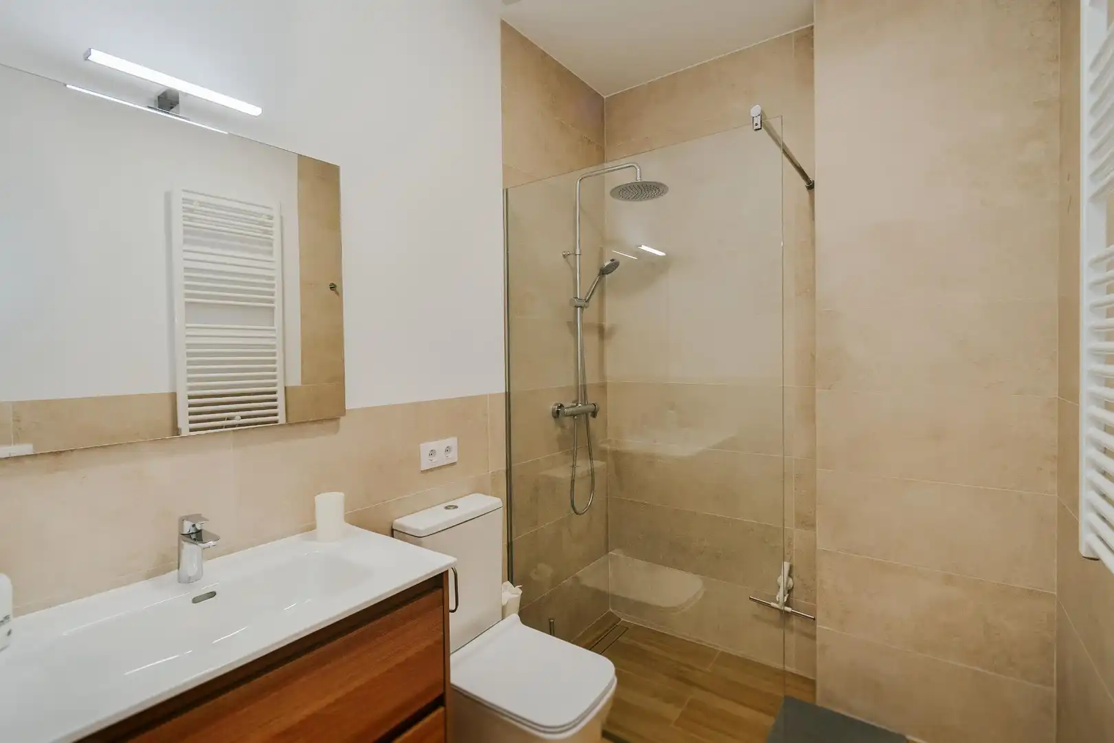 Badezimmer von Erdgeschoss zur Miete in Palamós mit Klimaanlage, Heizung und Terrasse