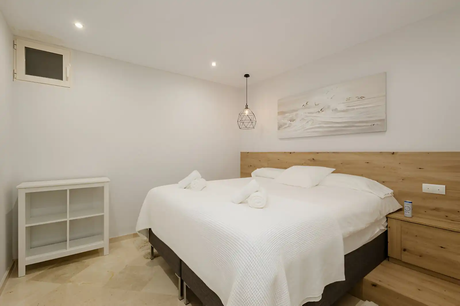 Schlafzimmer von Erdgeschoss zum Verkauf in Marbella mit Klimaanlage, Privatgarten und Terrasse