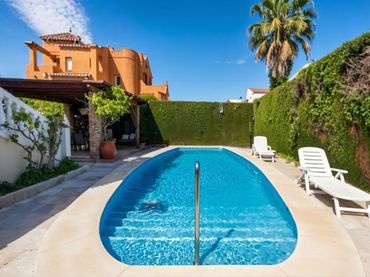 Villa con piscina in vendita a Urbanizacion EL CARMELO