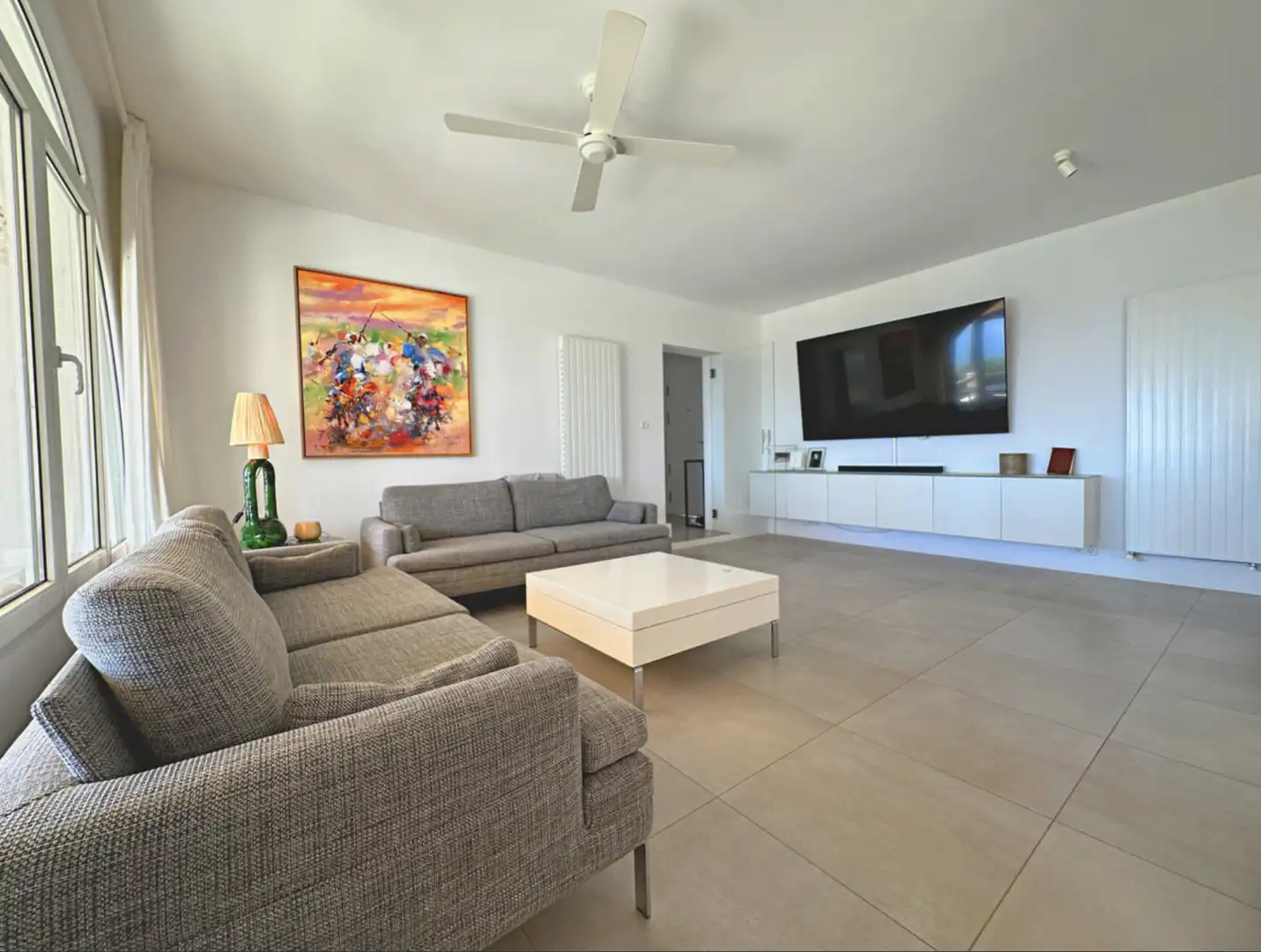 Sala d'estar de Casa o xalet en venda en Estepona amb Aire condicionat, Jardí privat i Terrassa
