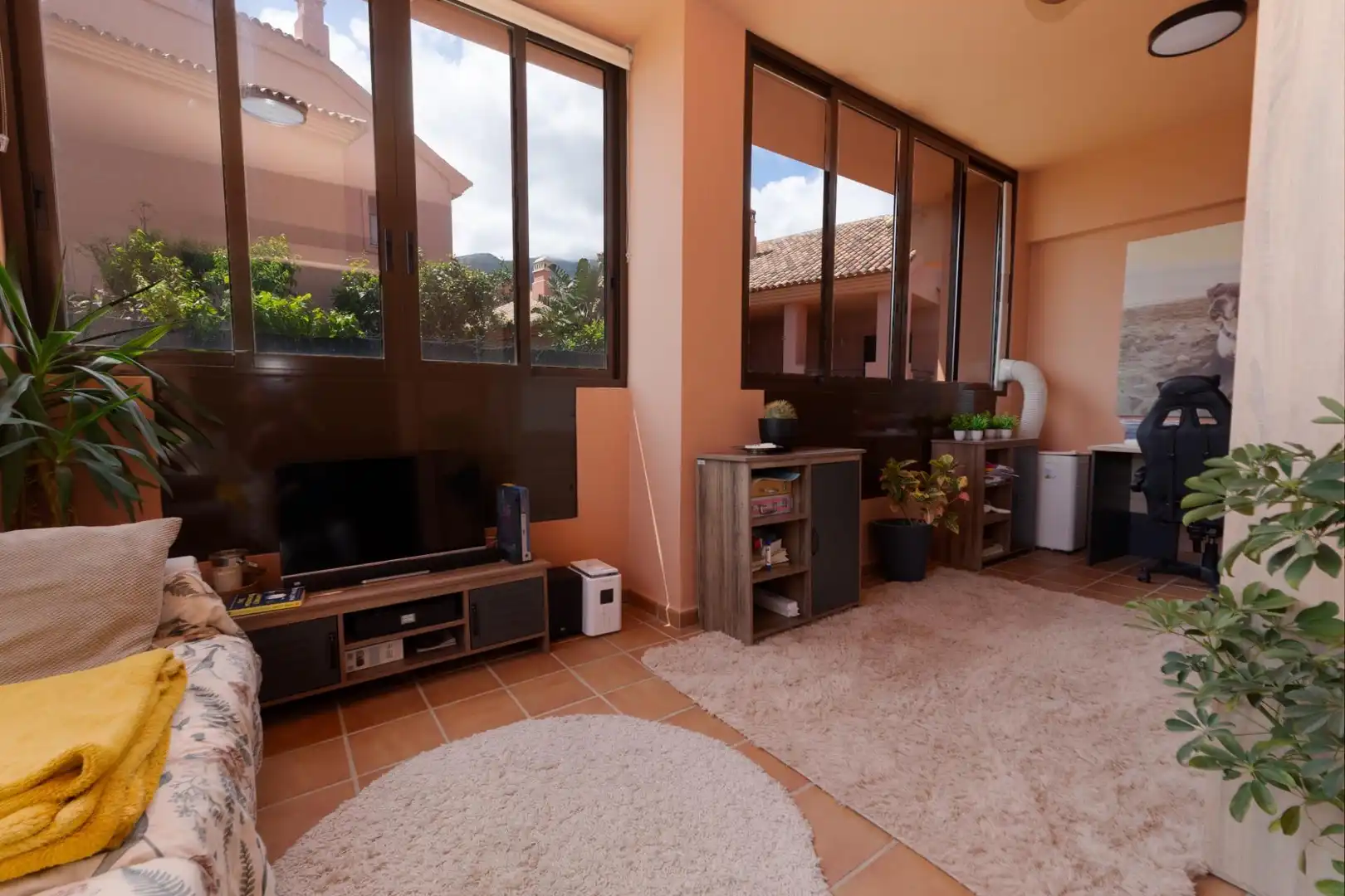 Sala d'estar de Casa adosada en venda en Benalmádena amb Aire condicionat, Jardí privat i Terrassa