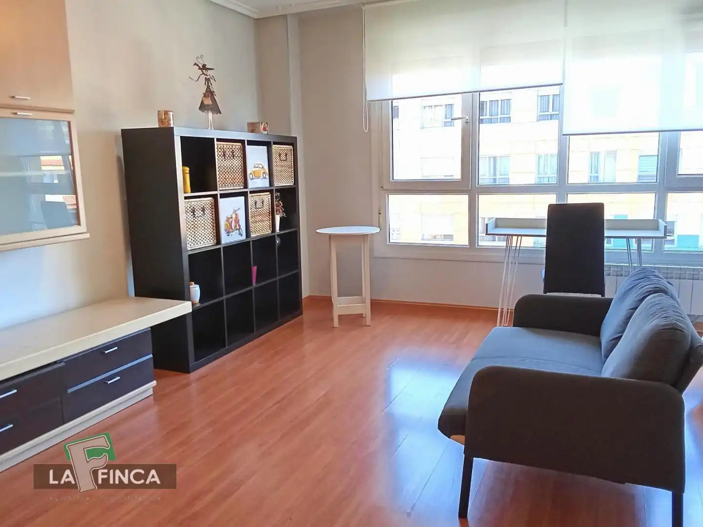 Sala d'estar de Estudi en venda en Oviedo  amb Calefacció i Moblat