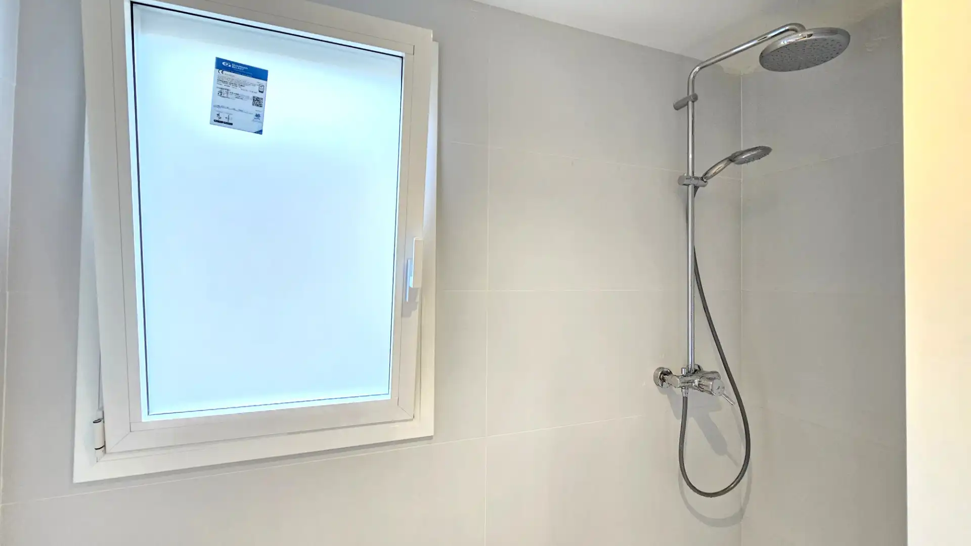 Badezimmer von Büro zur Miete in Barcelona mit Klimaanlage, Heizung und Internet