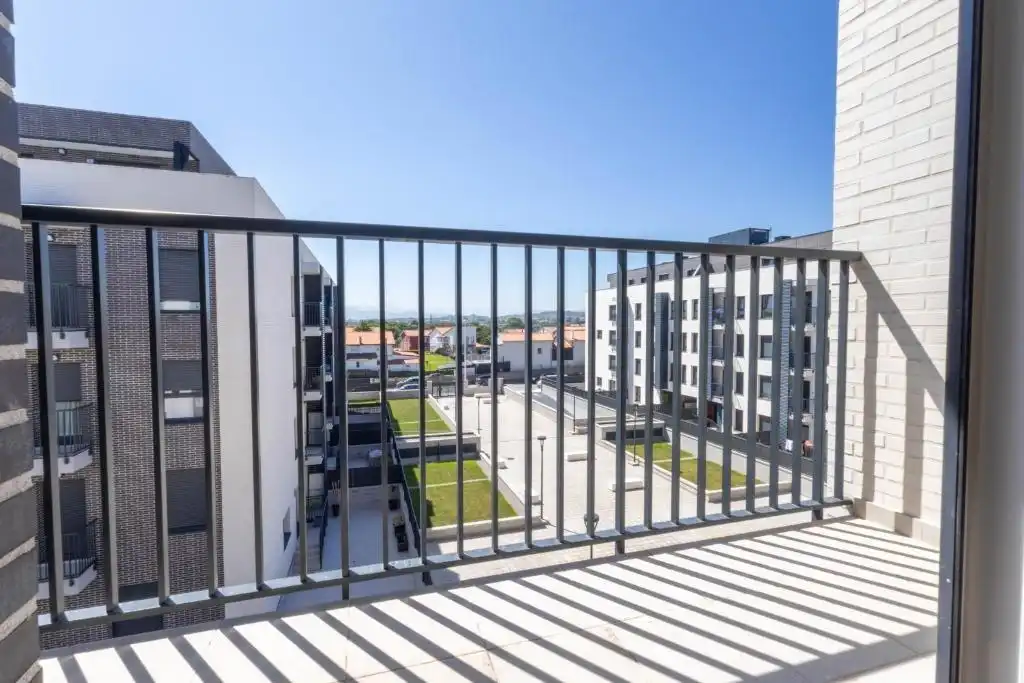 Terraza de Piso de alquiler en Santa Cruz de Bezana con Calefacción, Amueblado y Balcón