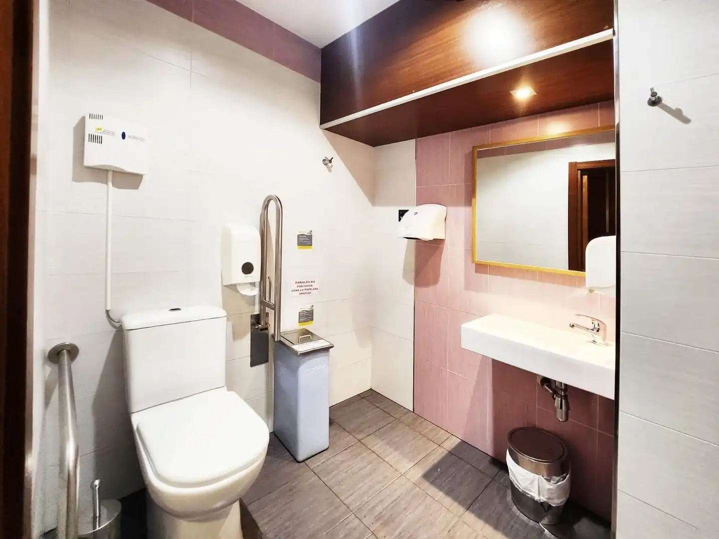 Bathroom of Commercial properties for sale in Pontevedra Capital   with Air Conditioner