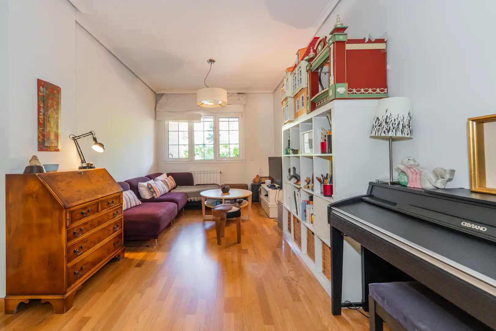Sala d'estar de Casa adosada en venda en Las Rozas de Madrid amb Calefacció, Jardí privat i Piscina comunitària