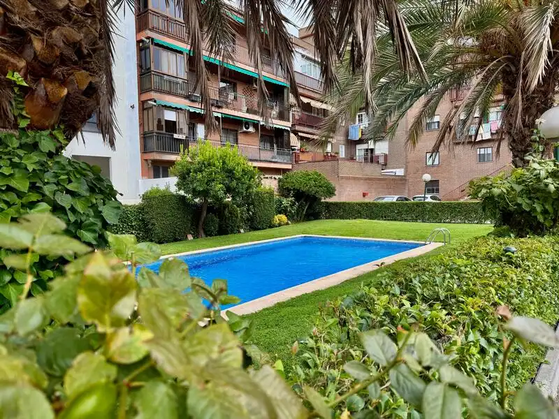 Piscina de Pis en venda en Madrid amb Aire condicionat, Calefacció i Jardí privat