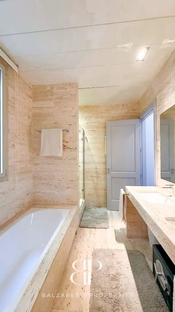 Badezimmer von Wohnung zur Miete in Barcelona mit Klimaanlage, Heizung und Parkett
