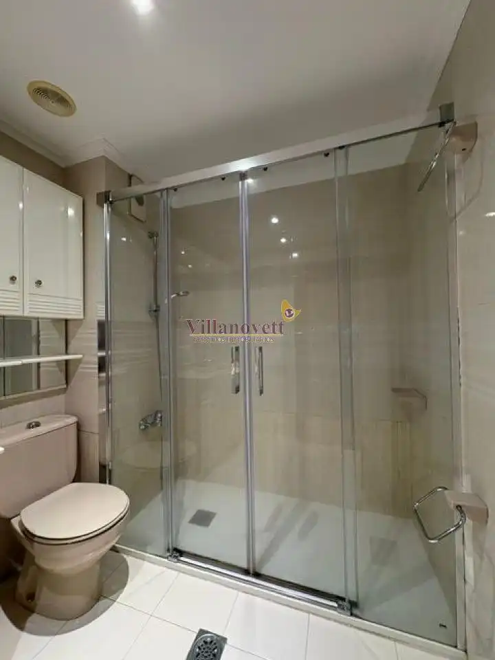 Baño de Apartamento de alquiler en Vigo  con Calefacción, Parquet y Trastero