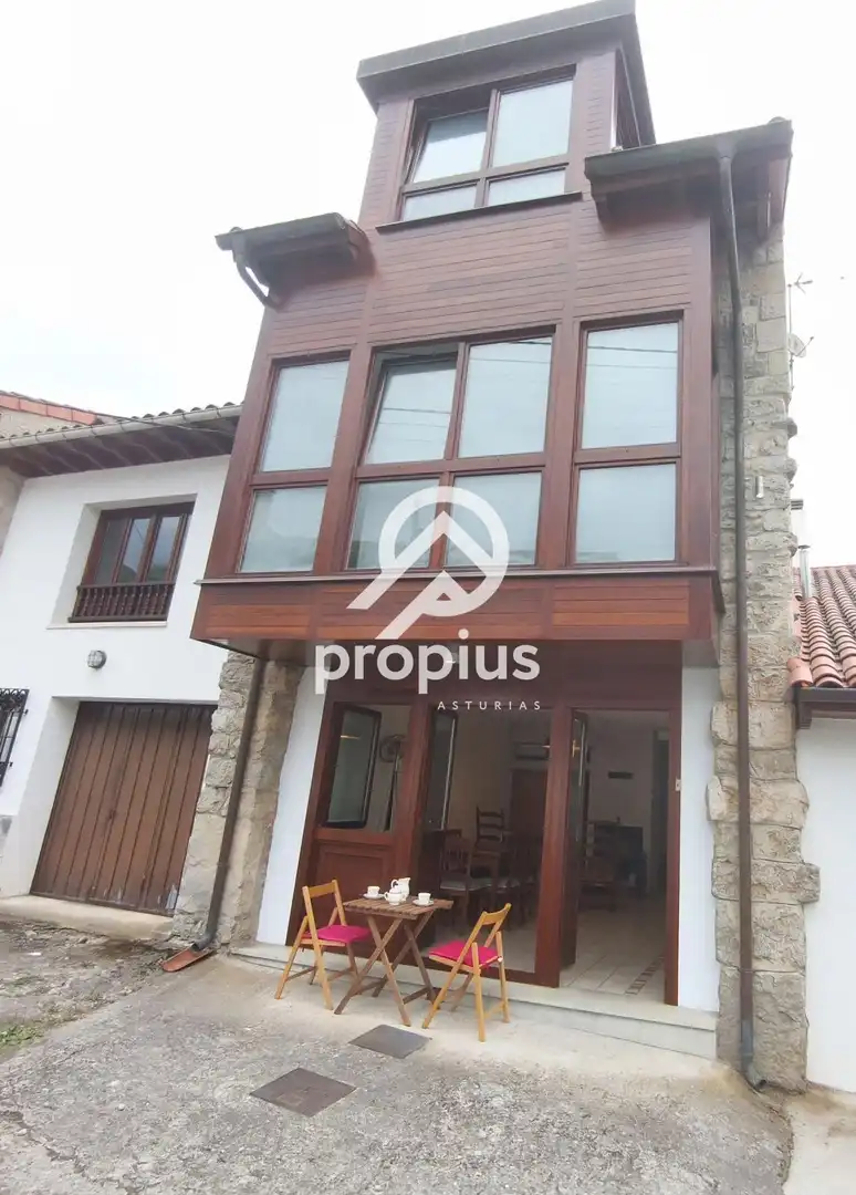 Vista exterior de Casa adosada en venda en Llanes amb Calefacció i Moblat