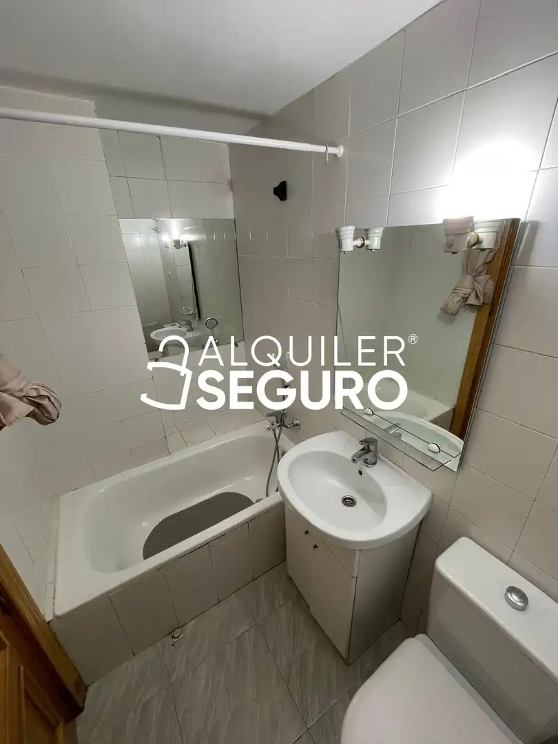 Baño de Piso de alquiler en Madrid con Calefacción, Terraza y Amueblado