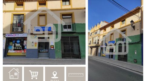 Edificio con 2 Viviendas y 3 Locales Comerciales en Calle Constitución, Requena