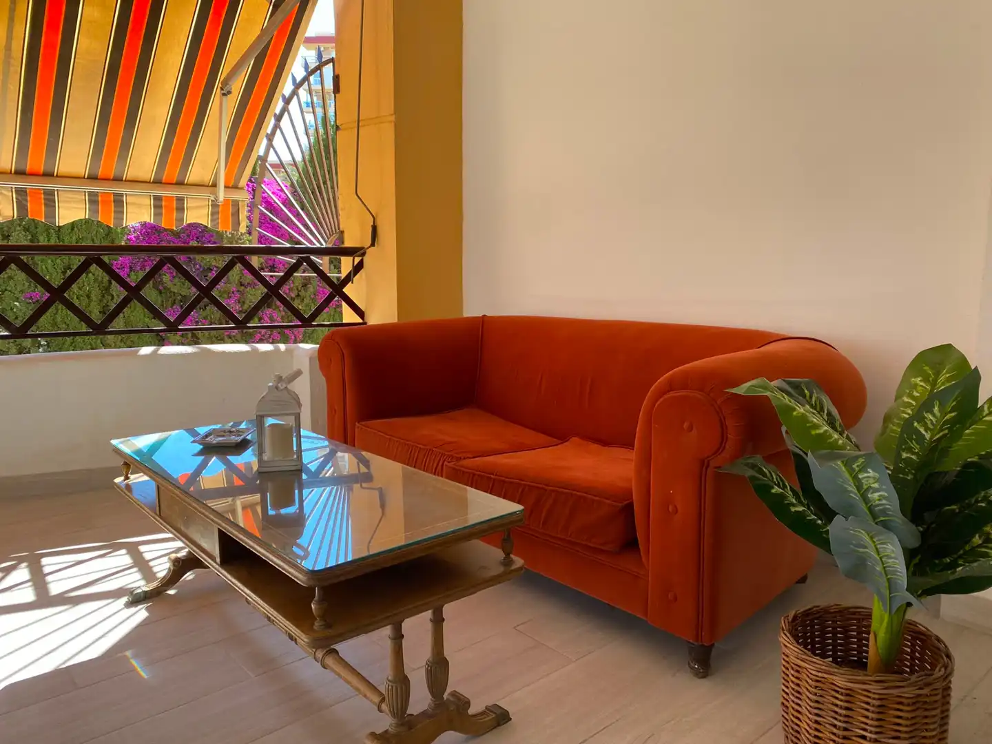Sala d'estar de Pis de lloguer en Benalmádena amb Aire condicionat, Terrassa i Moblat