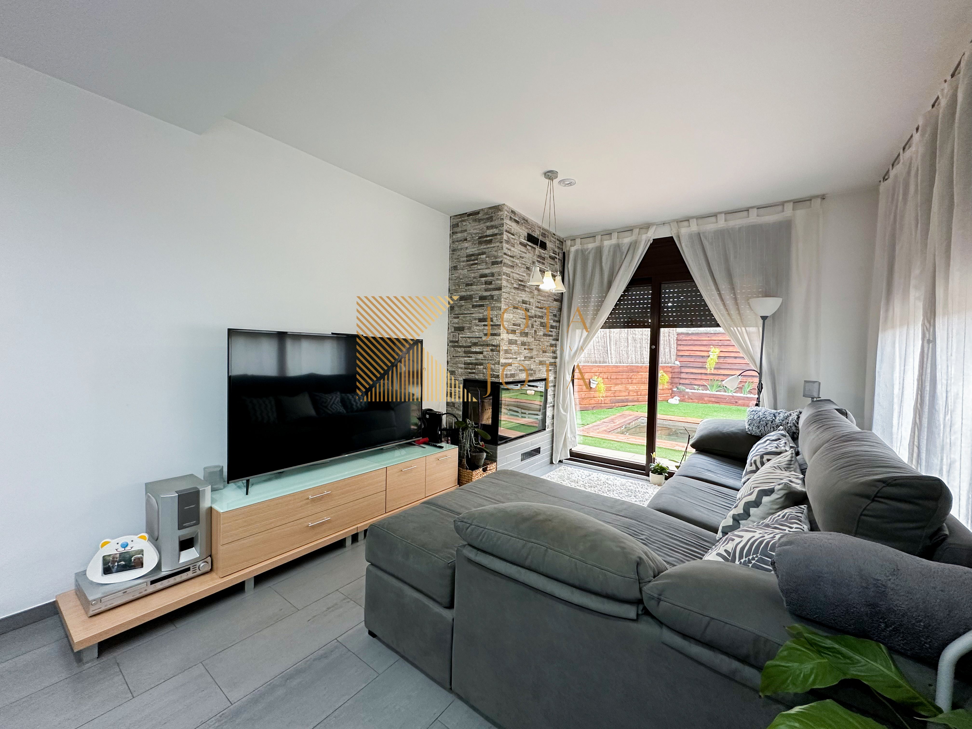 Sala d'estar de Casa adosada en venda en Anglès amb Aire condicionat, Calefacció i Jardí privat