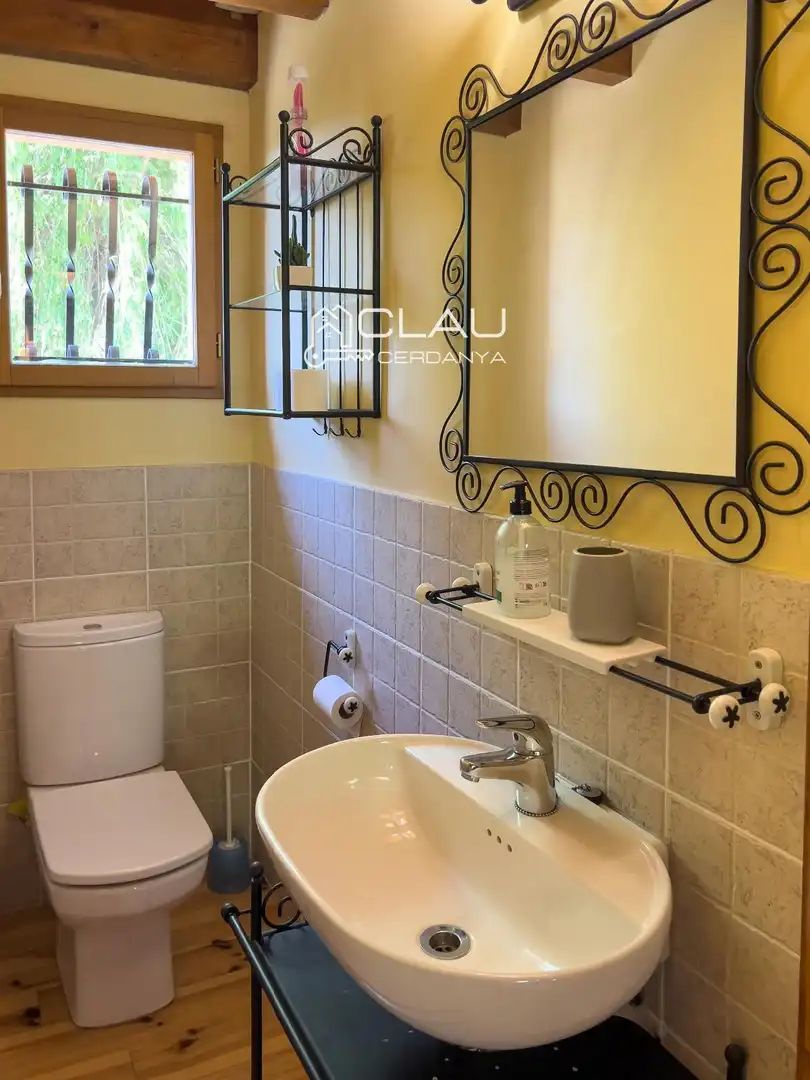 Badezimmer von Einfamilien-Reihenhaus zur Miete in Latour - de - Carol mit Heizung, Privatgarten und Terrasse
