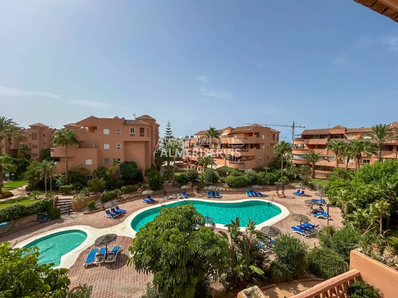 Vista exterior de Piso de alquiler en El Ejido con Terraza, Amueblado y Piscina comunitaria