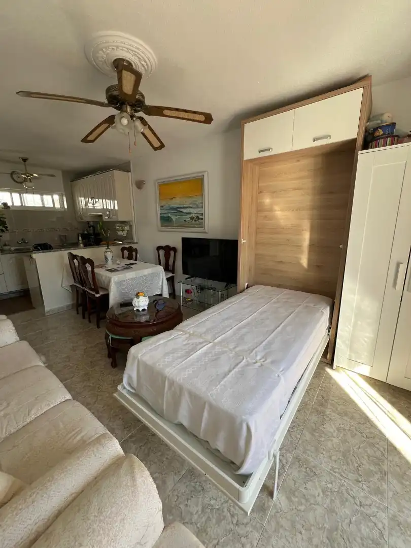 Wohnzimmer von Wohnung zum Verkauf in Benalmádena mit Klimaanlage, Privatgarten und Terrasse