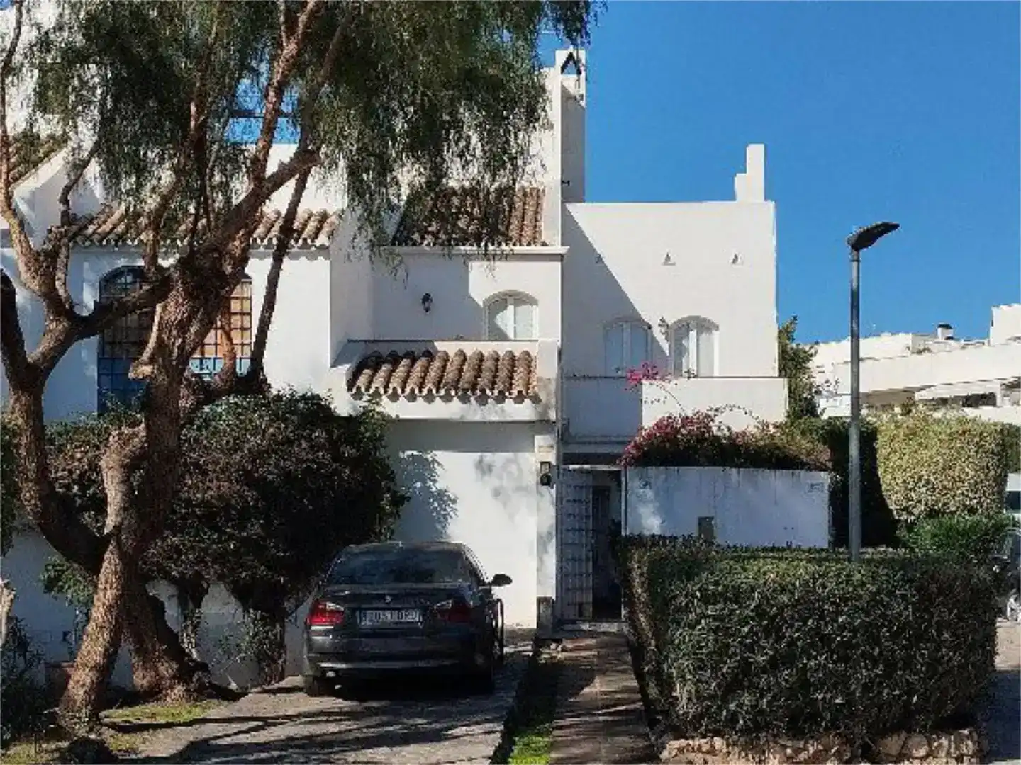 Vista exterior de Casa adosada en venda en Marbella amb Aire condicionat i Piscina