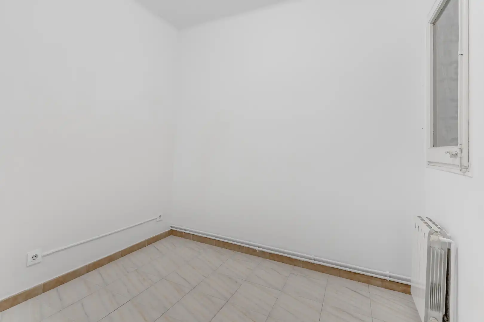Wohnung zum Verkauf in Barcelona mit Heizung, Ofen und Balkon