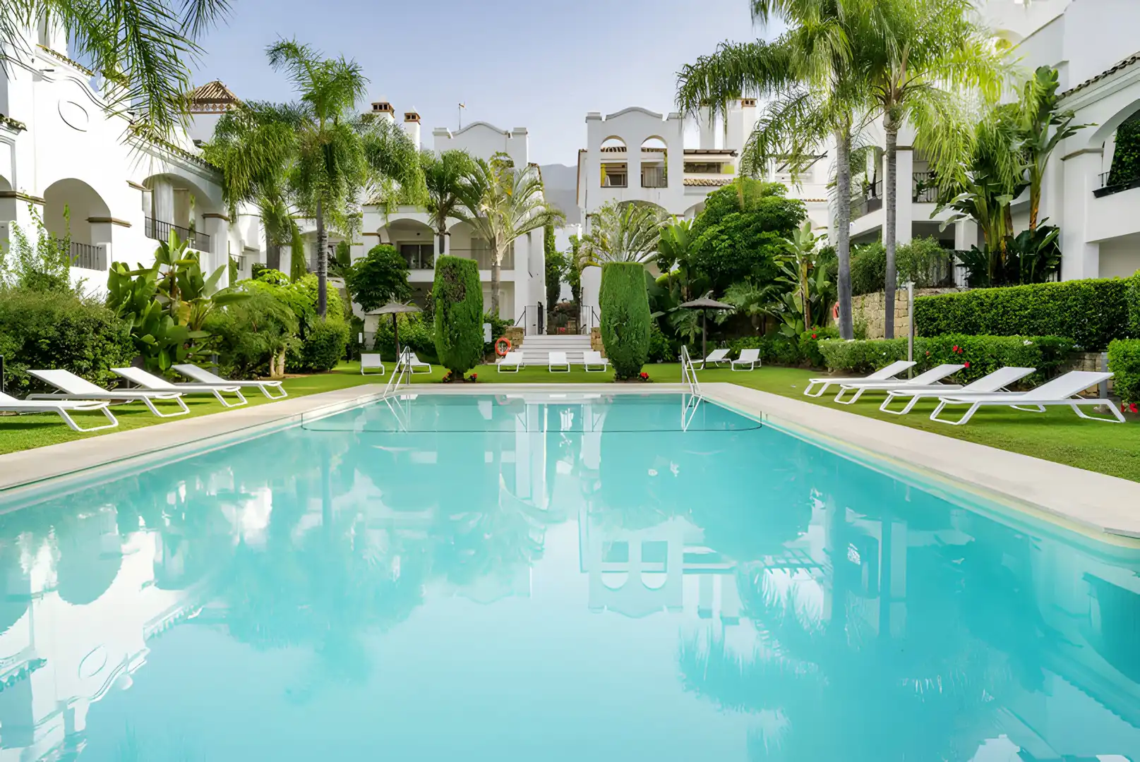 Vista exterior de Apartamento en venta en Marbella con Aire acondicionado, Terraza y Piscina