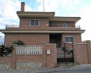 Vista exterior de Casa o xalet en venda en Meco amb Aire condicionat, Jardí privat i Terrassa