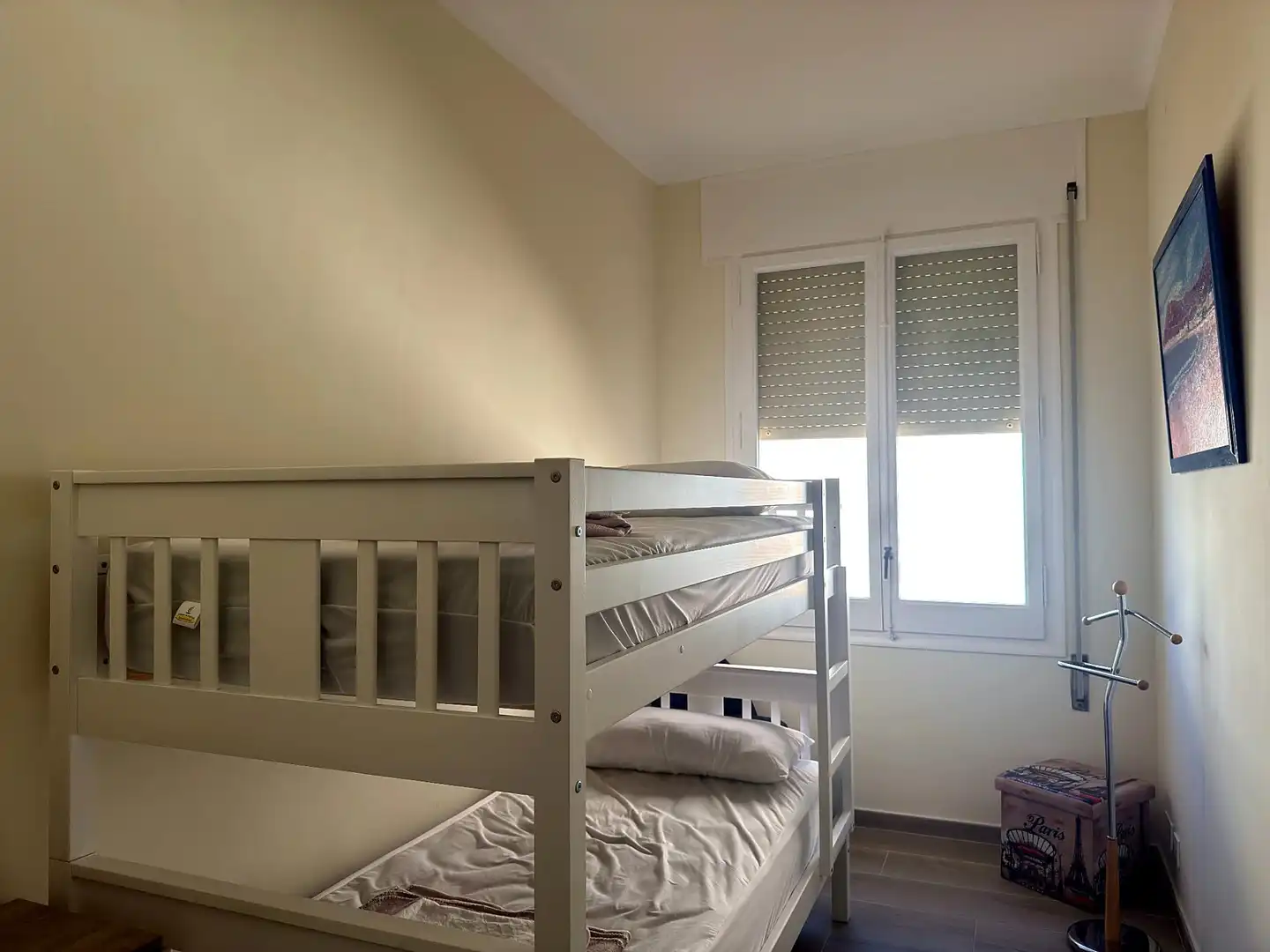 Dormitori de Apartament en venda en Figueres amb Aire condicionat, Terrassa i Moblat