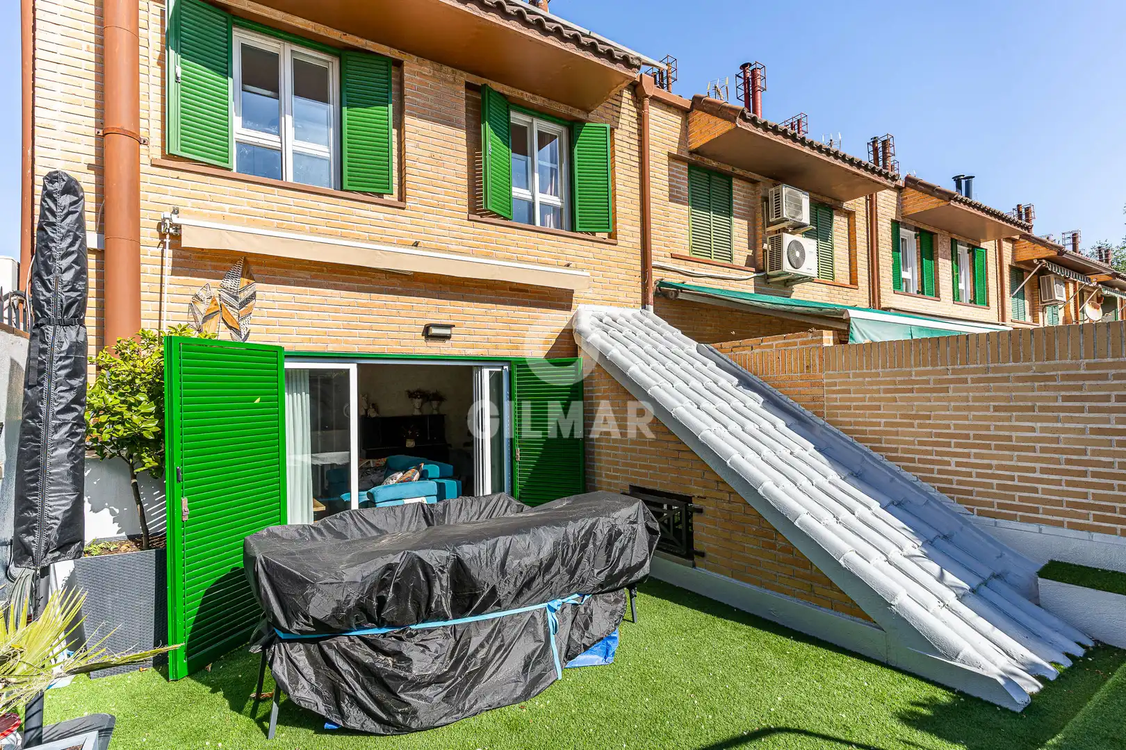 Vista exterior de Casa adosada en venda en Pinto amb Calefacció, Jardí privat i Moblat