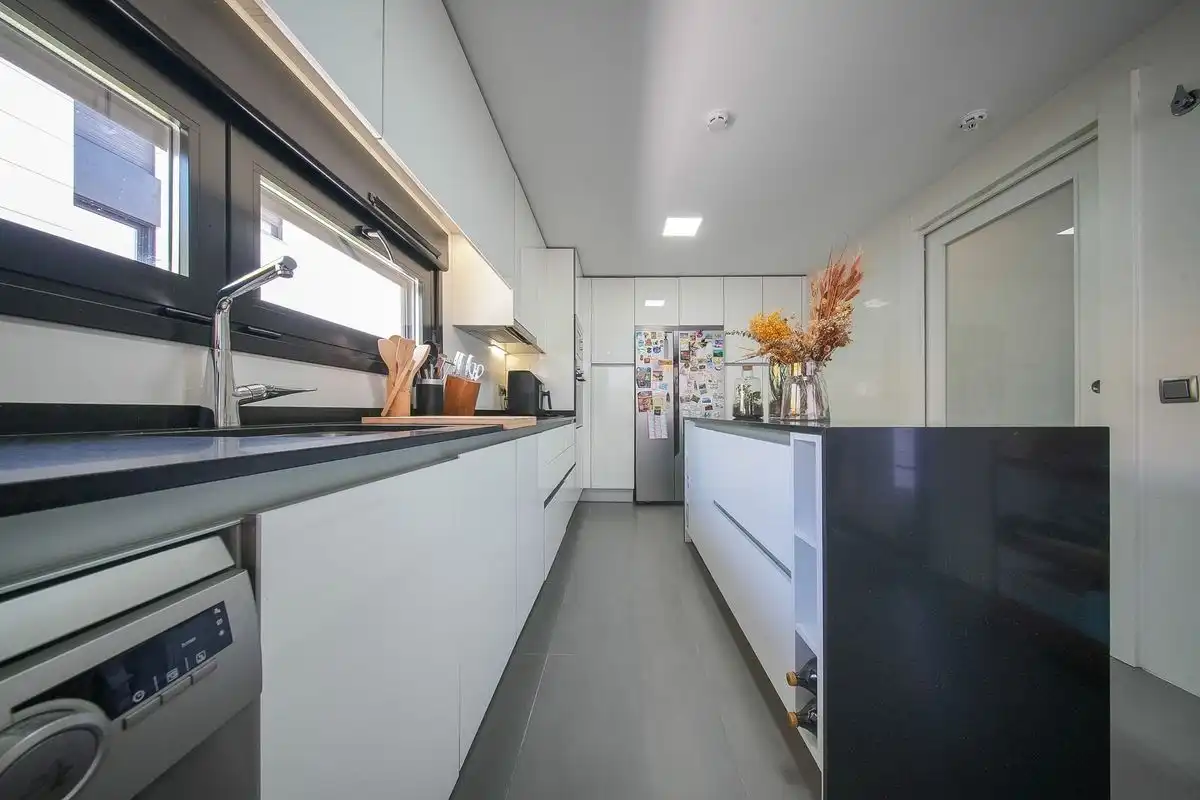 Cuina de Casa o xalet en venda en Las Rozas de Madrid amb Aire condicionat, Calefacció i Jardí privat