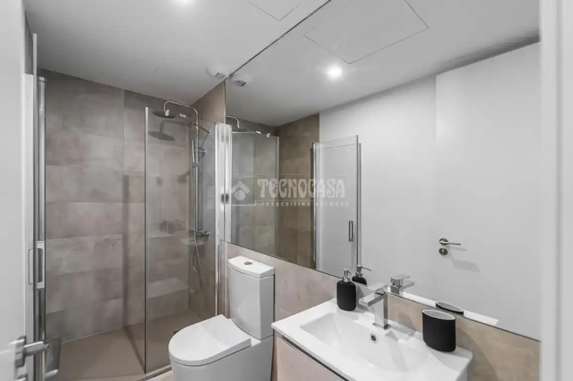 Bathroom of Study for rent in Madrid  with Air Conditioner, Heating and Terrace