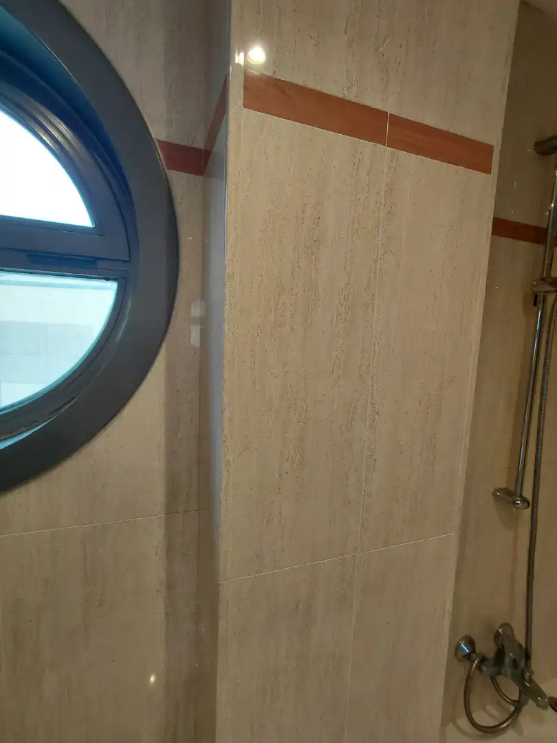 Badezimmer von Wohnung zum Verkauf in Oleiros mit Heizung, Parkett und Möbliert