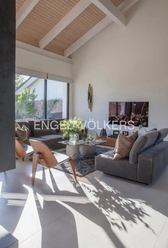 Sala de estar de Casa adosada de alquiler en Boadilla del Monte con Aire acondicionado, Calefacción y Jardín privado