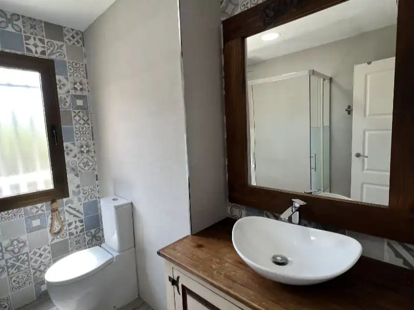 Badezimmer von Wohnung zur Miete in Montequinto mit Klimaanlage, Heizung und Schwimmbad
