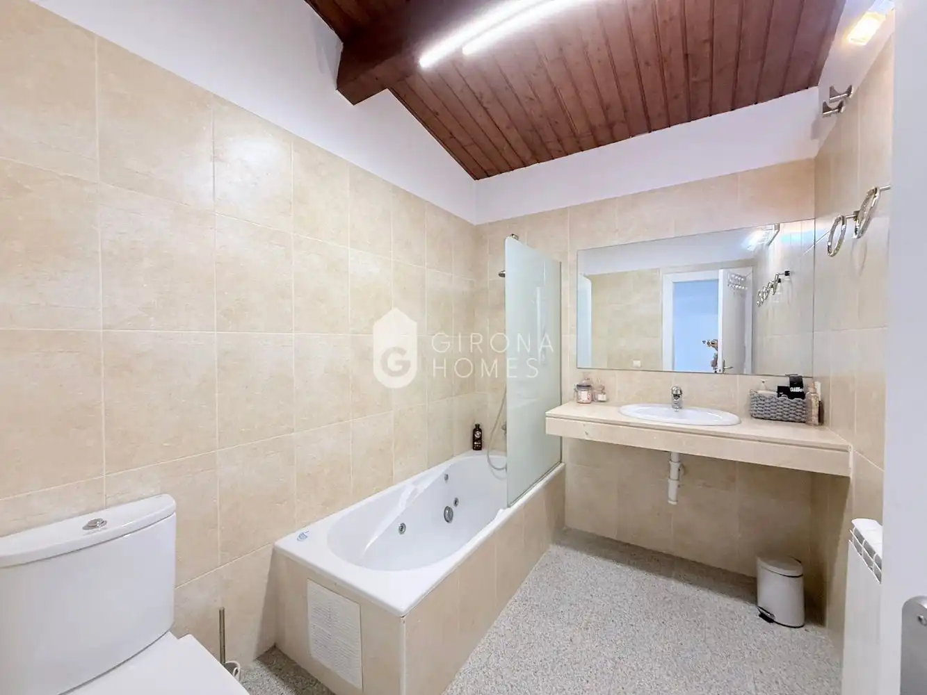 Badezimmer von Haus oder Chalet zum Verkauf in Sant Julià de Ramis mit Klimaanlage, Heizung und Privatgarten